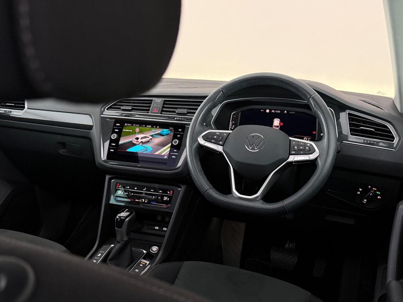 Volkswagen Tiguan thumbnail Interior Front