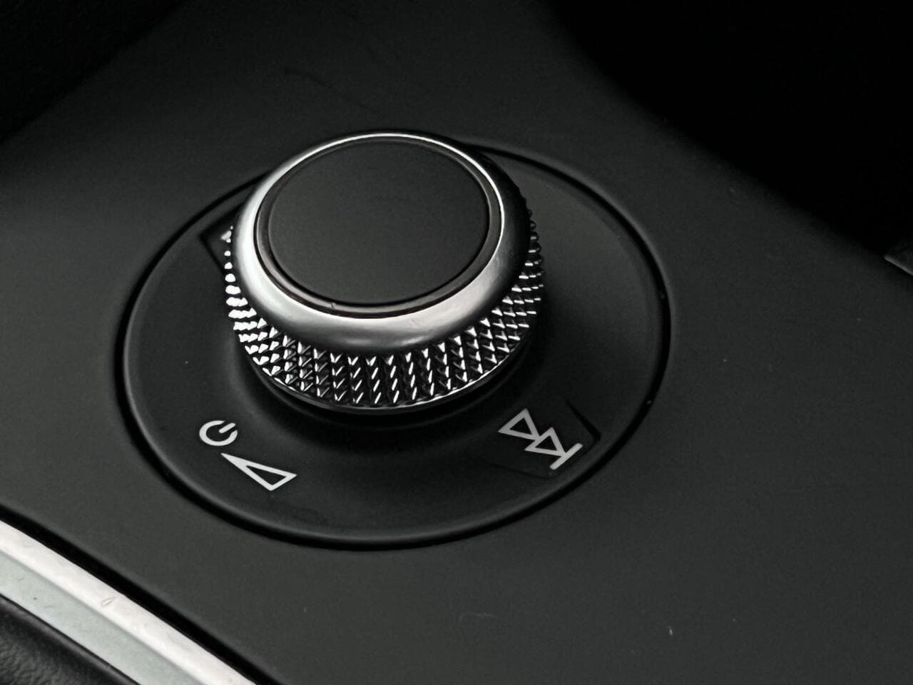 Audi Q2 thumbnail Misc Controls