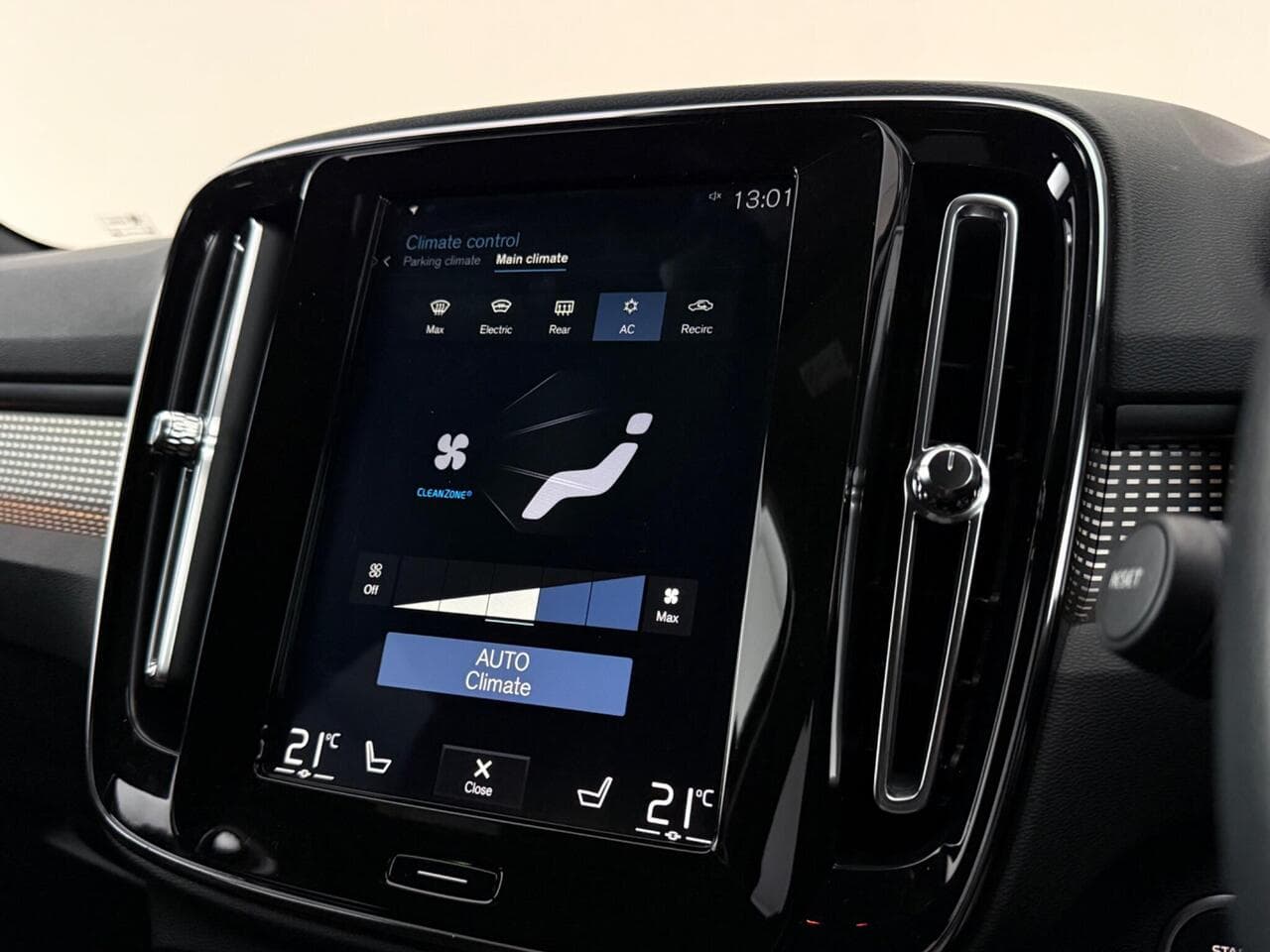 Volvo XC40 thumbnail Infotainment System