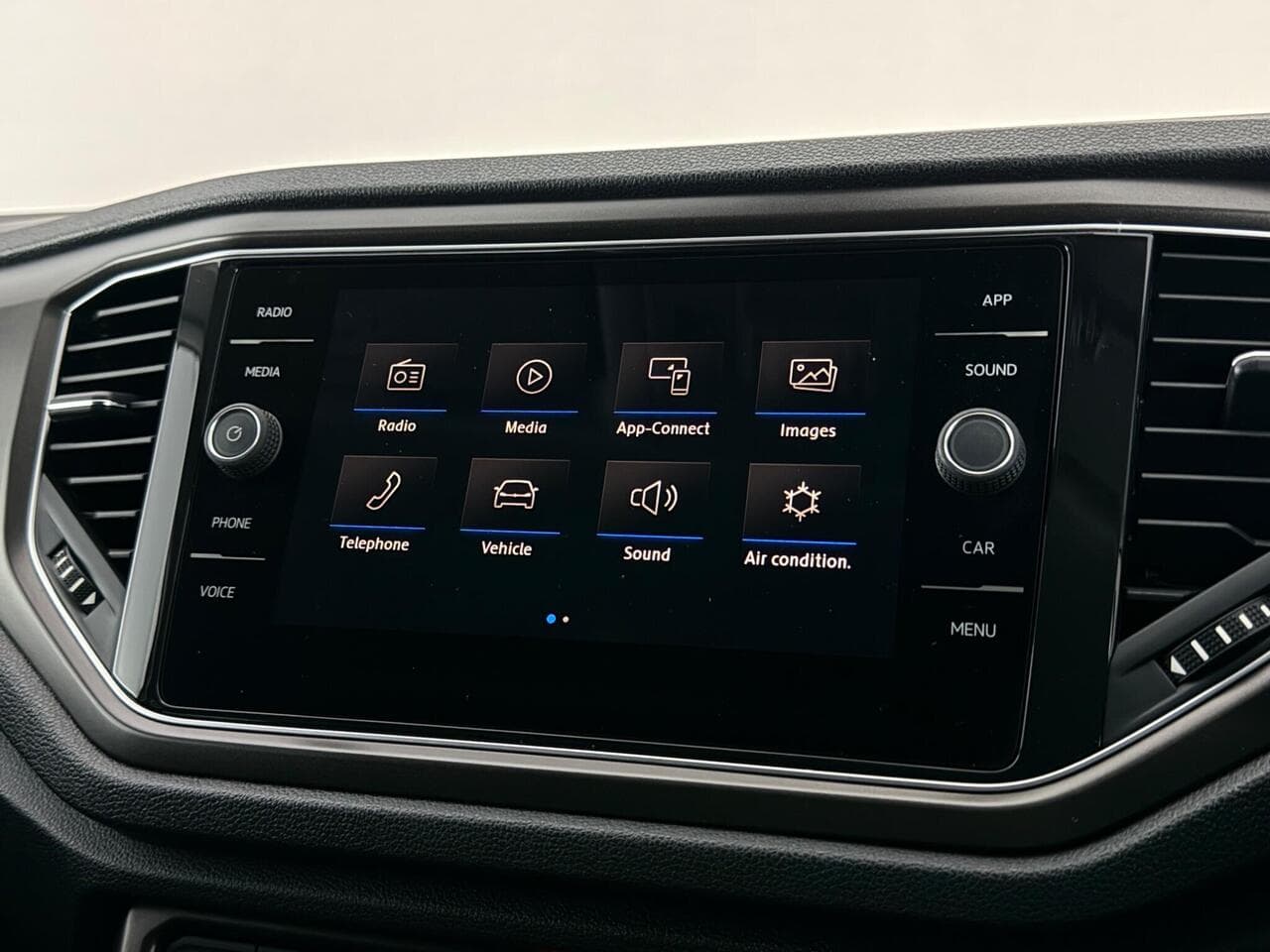 Volkswagen T-Roc thumbnail Infotainment System