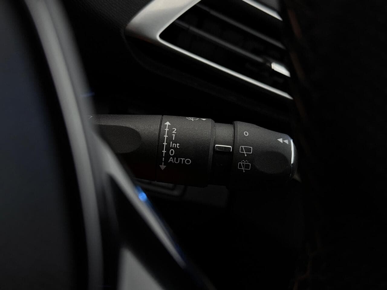 Peugeot 5008 thumbnail Misc Controls