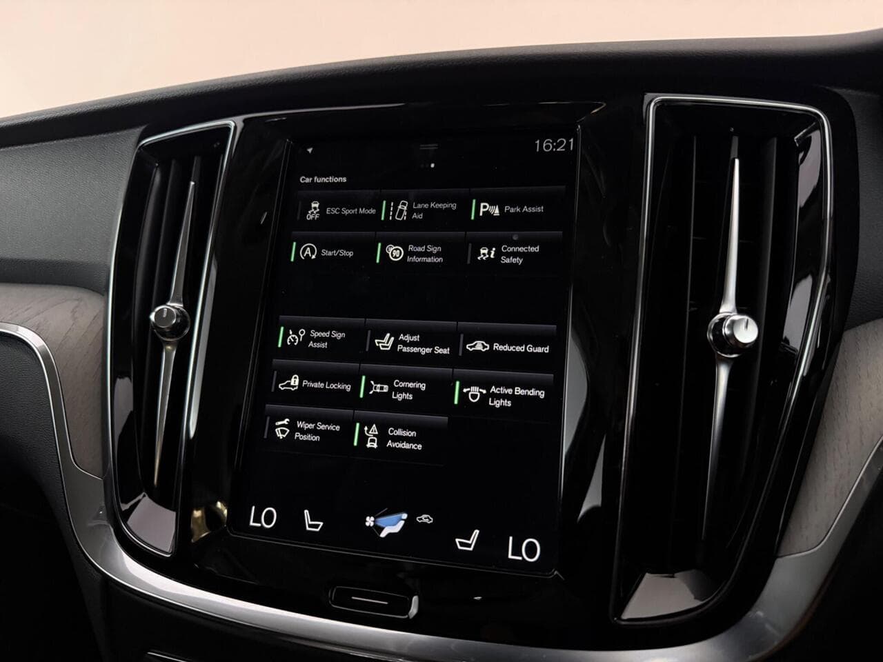 Volvo S60 thumbnail Infotainment System