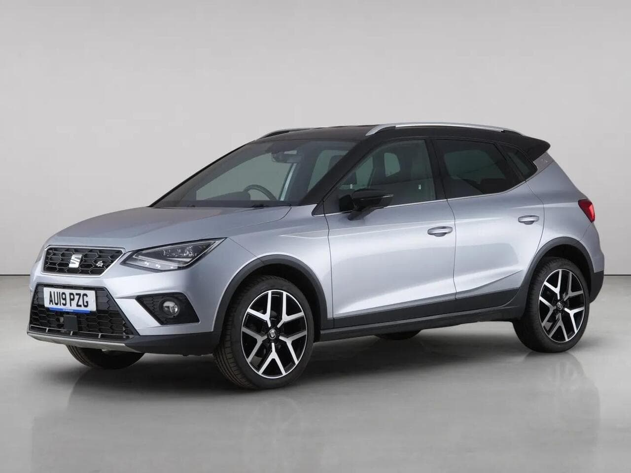 SEAT Arona thumbnail Front Left