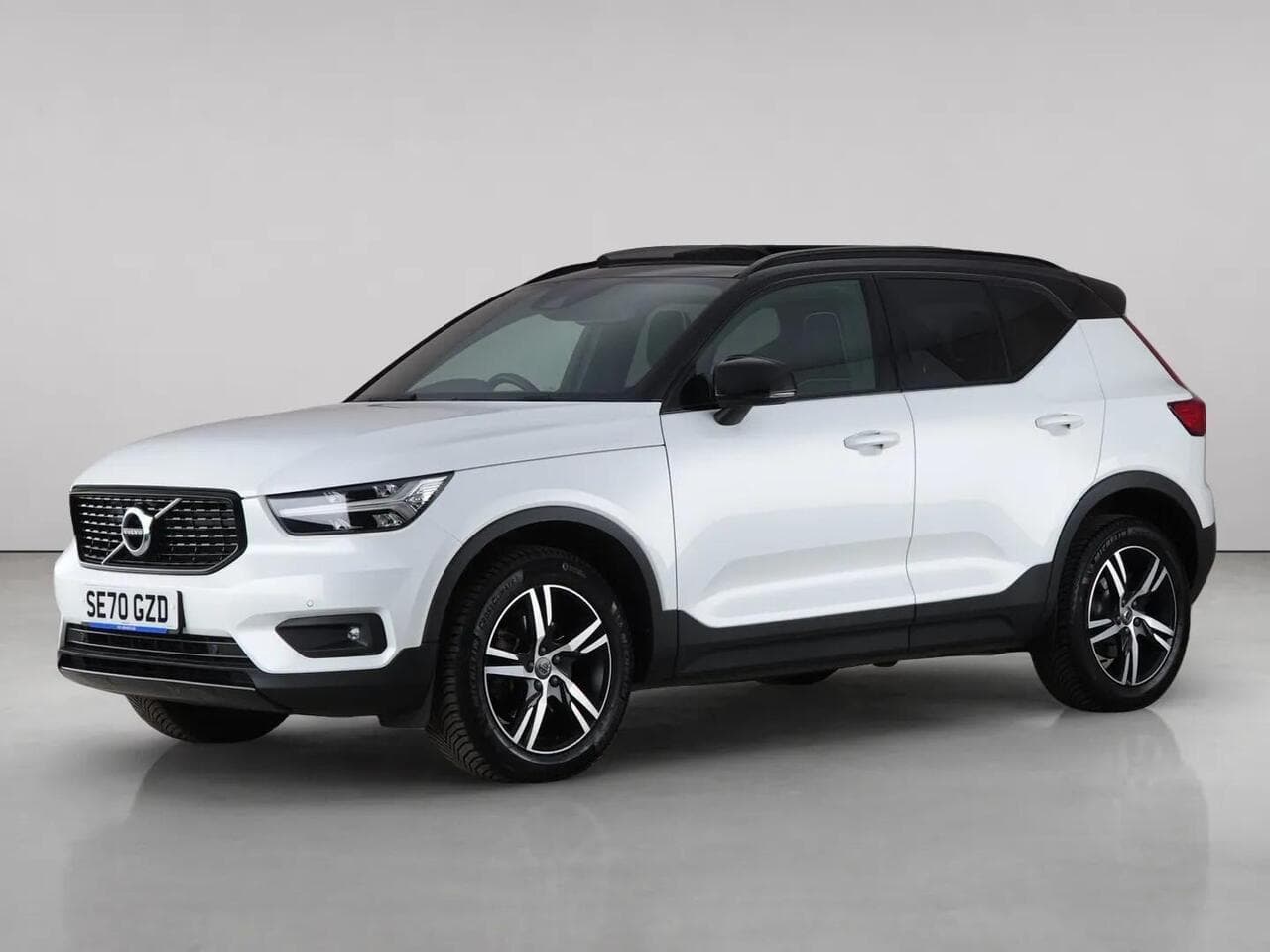 Volvo XC40 thumbnail Front Left