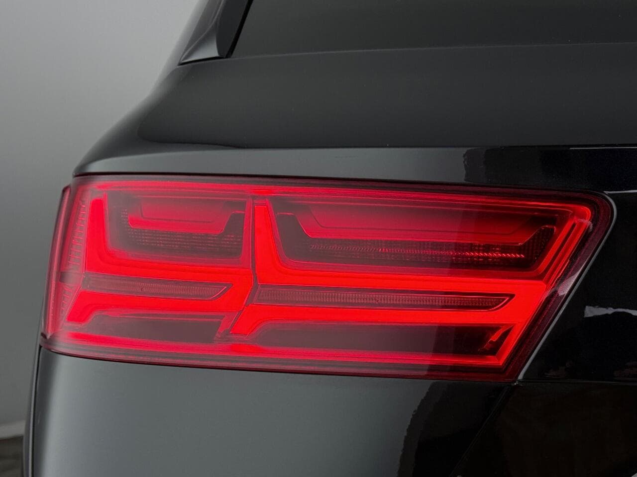 Audi Q7 thumbnail Lights Rear