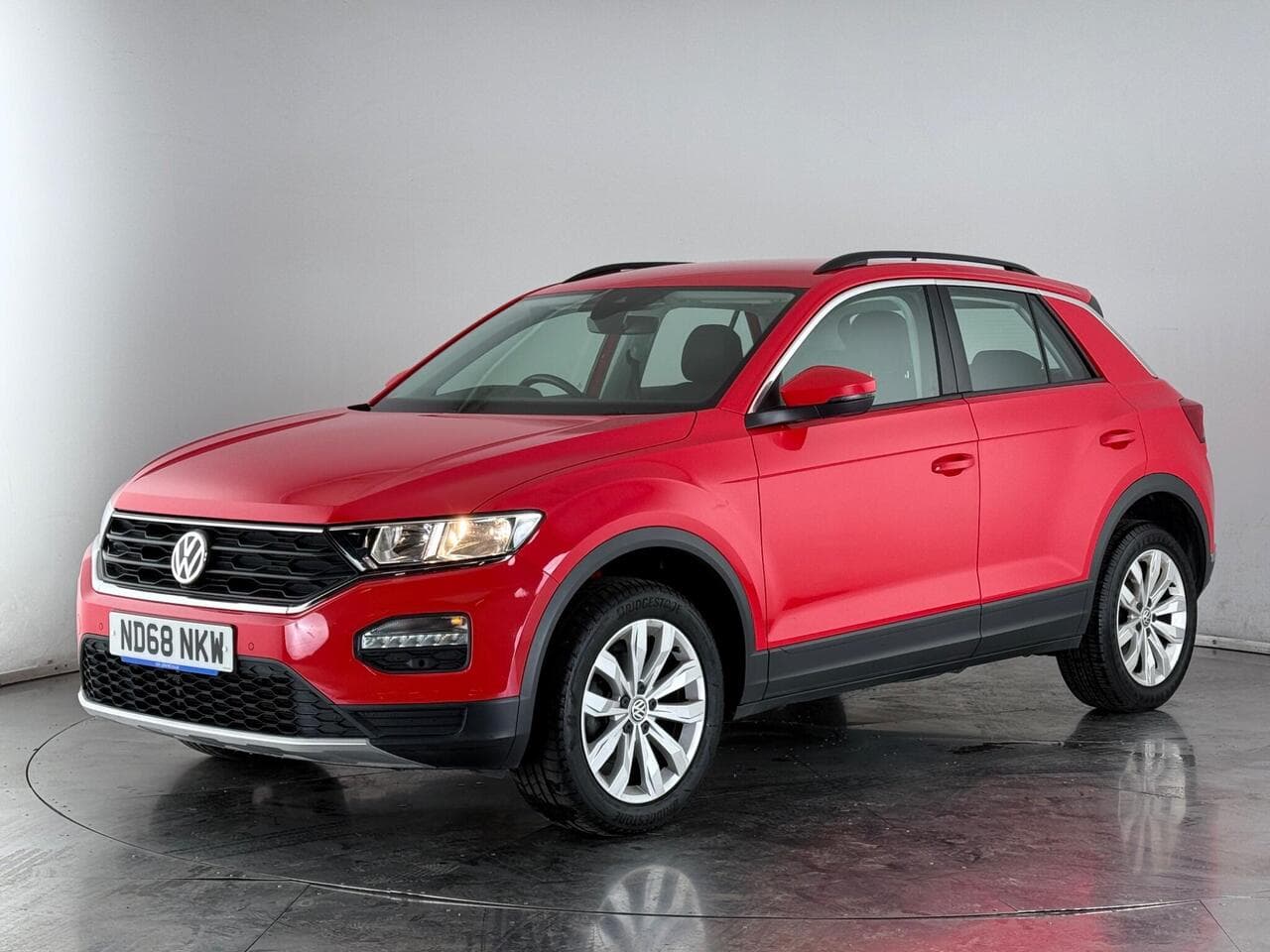 Volkswagen T-Roc thumbnail Front Left