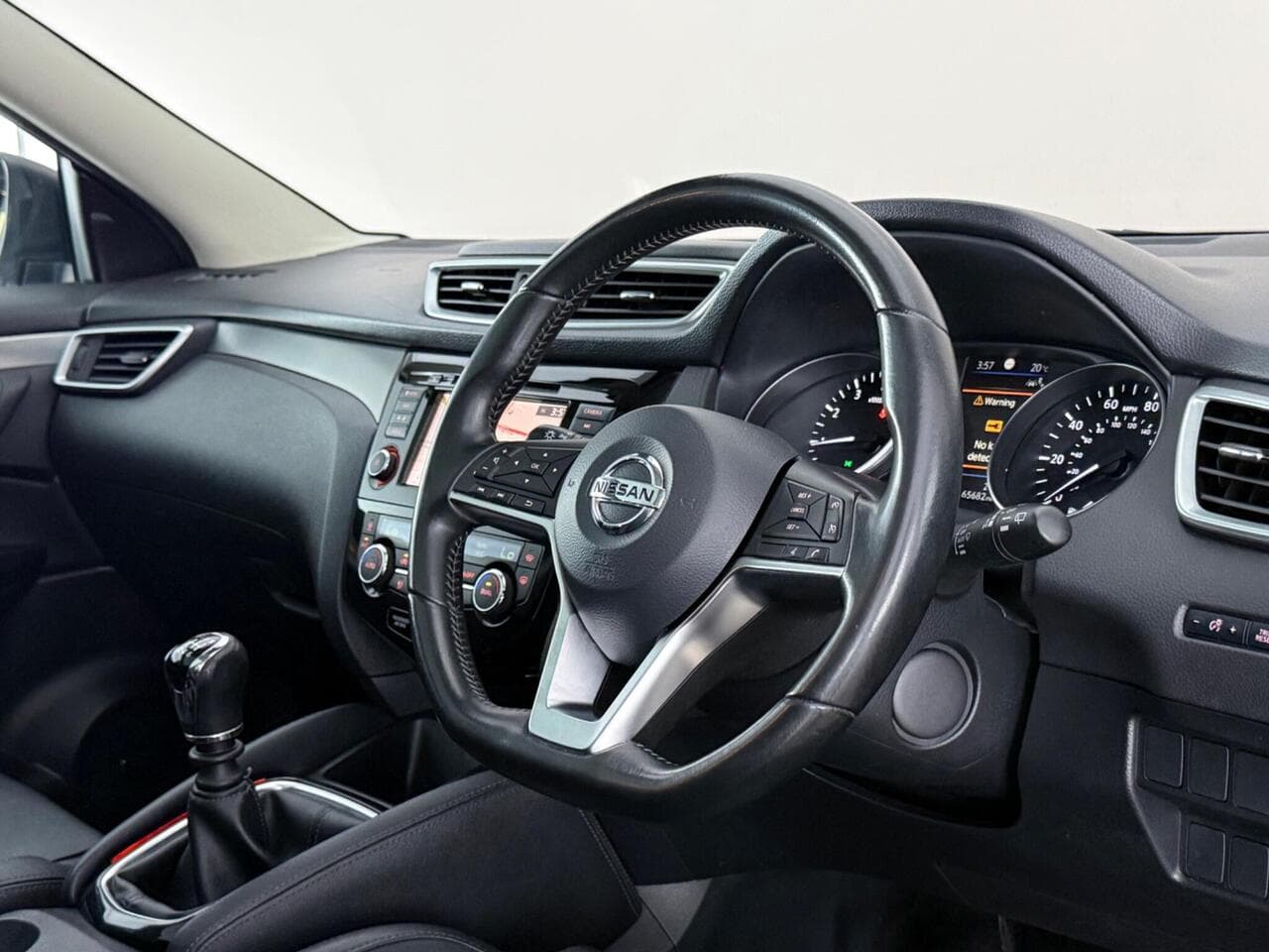 Nissan Qashqai thumbnail Interior Front