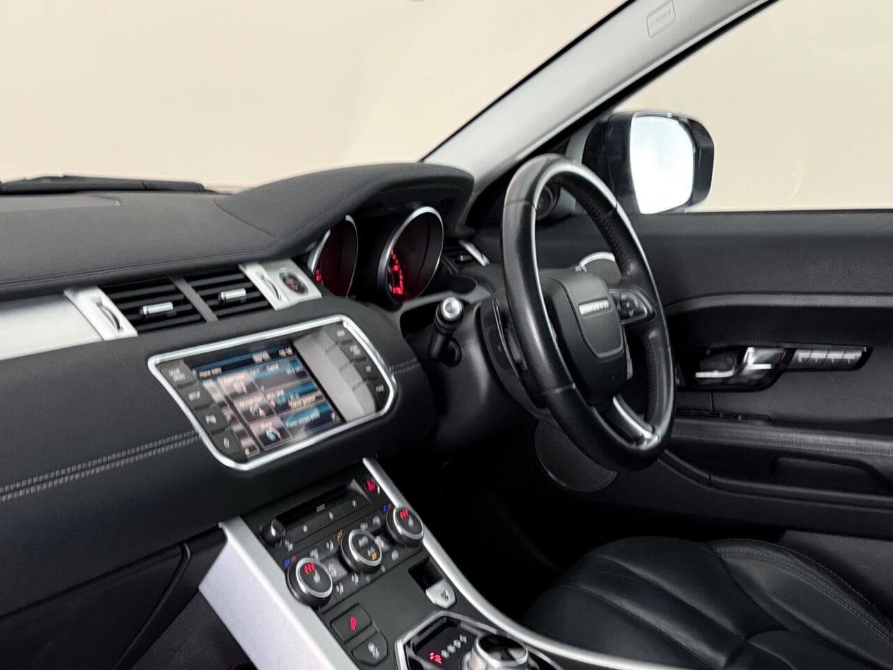 Land Rover Range Rover Evoque thumbnail Interior Front