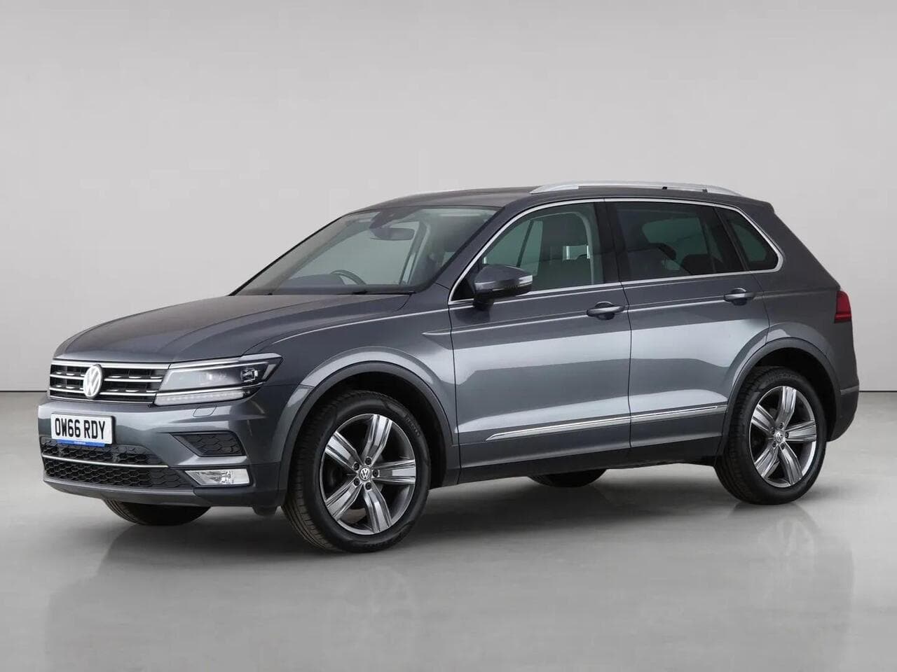 Volkswagen Tiguan thumbnail Front Left
