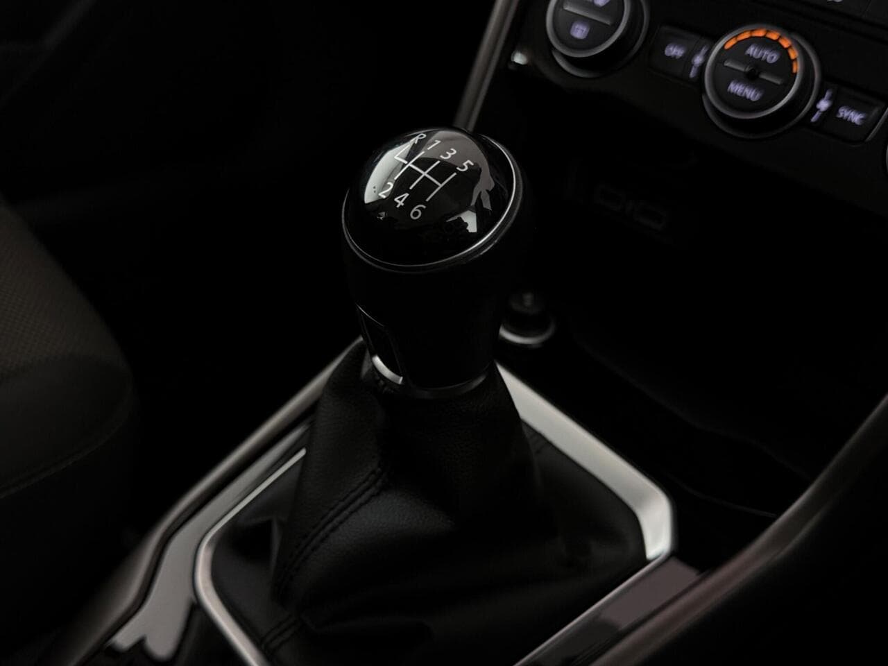Volkswagen T-Roc thumbnail Interior Front