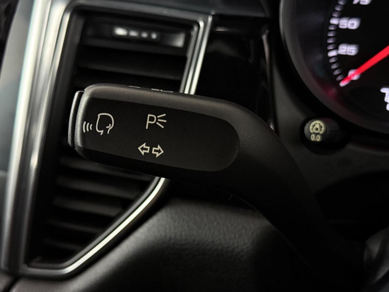 Porsche Macan thumbnail Misc Controls
