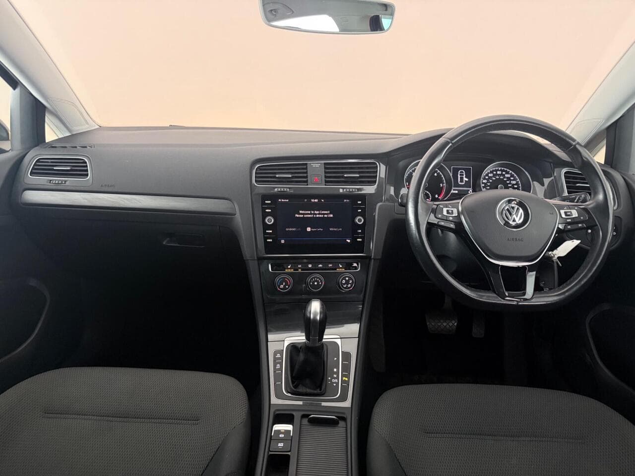 Volkswagen Golf thumbnail Interior Front