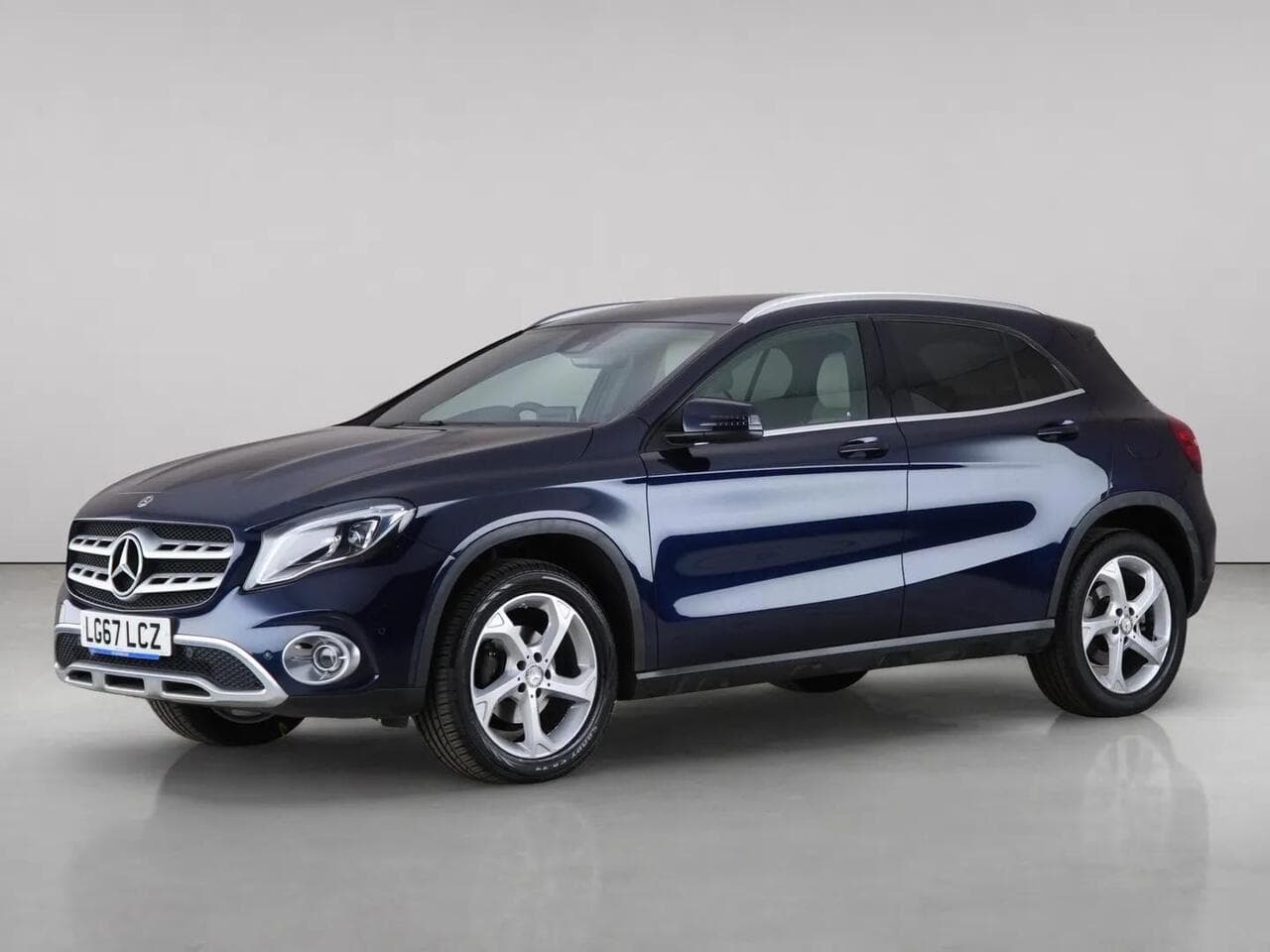 Mercedes-Benz GLA thumbnail Front Left