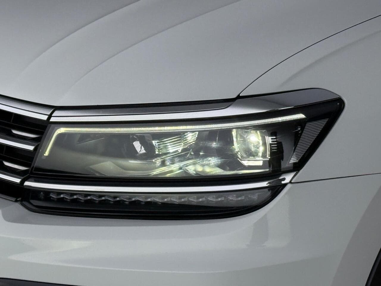 Volkswagen Tiguan thumbnail Lights Front