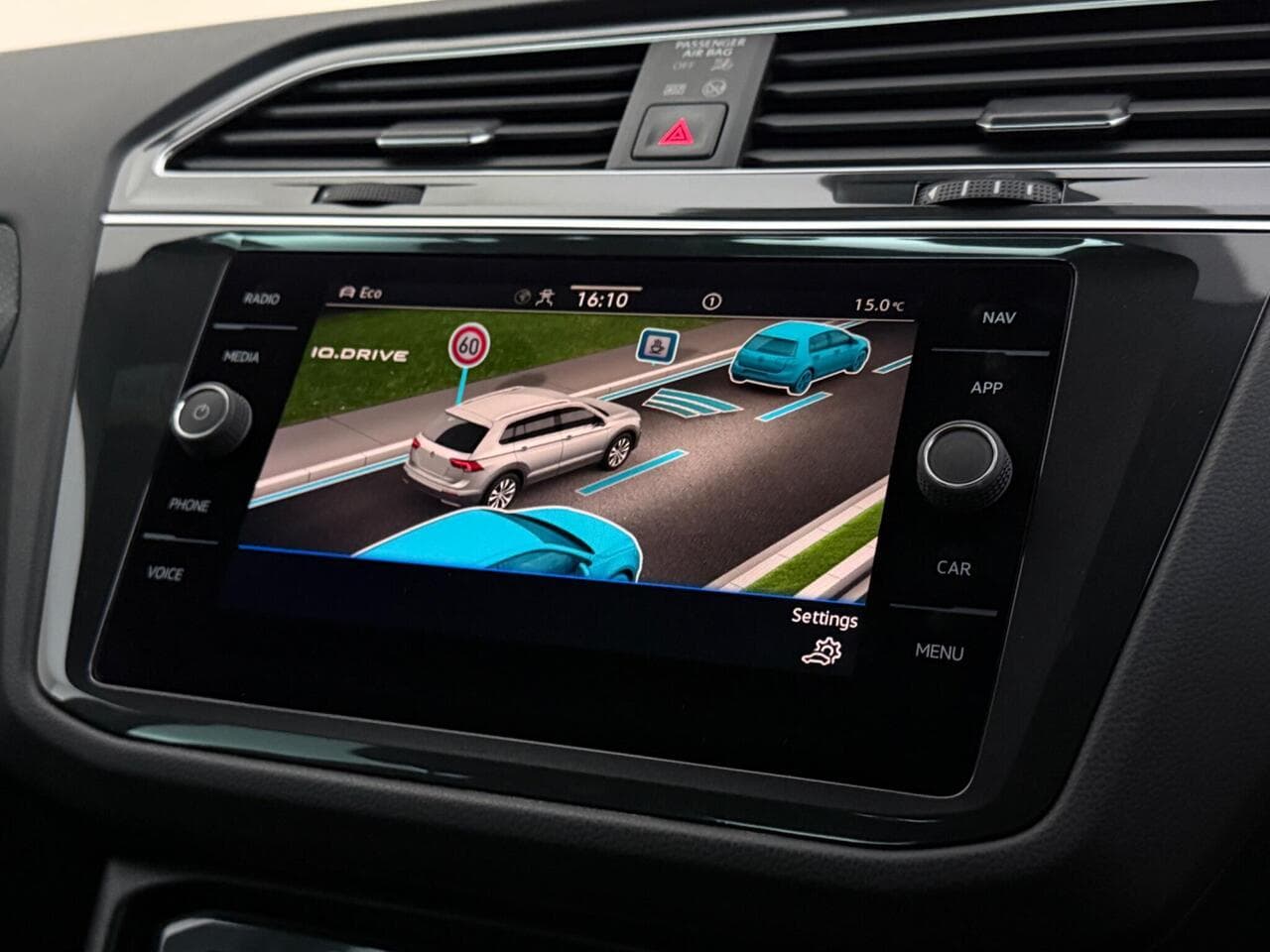 Volkswagen Tiguan thumbnail Infotainment System