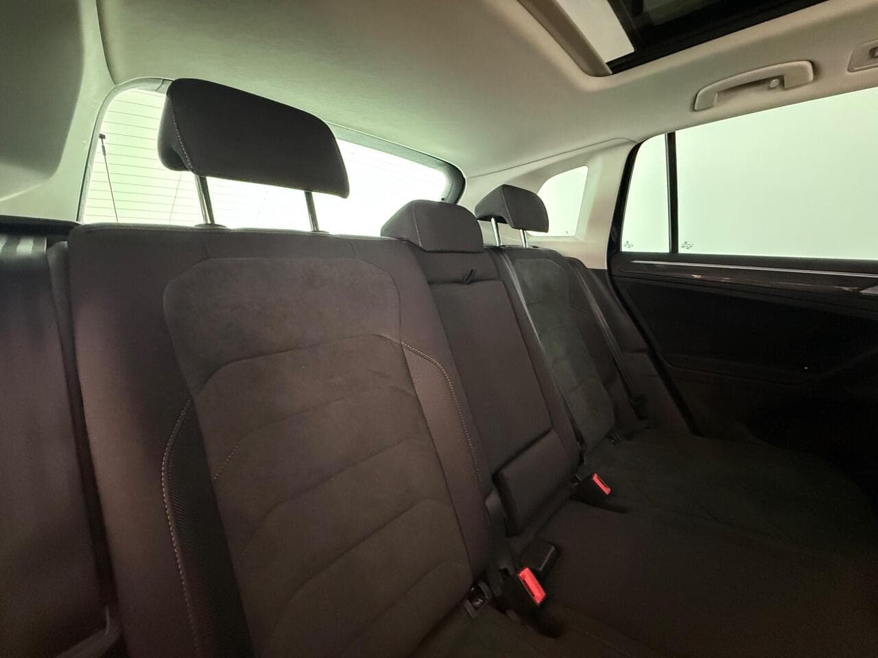 Volkswagen Tiguan thumbnail Seats Rear