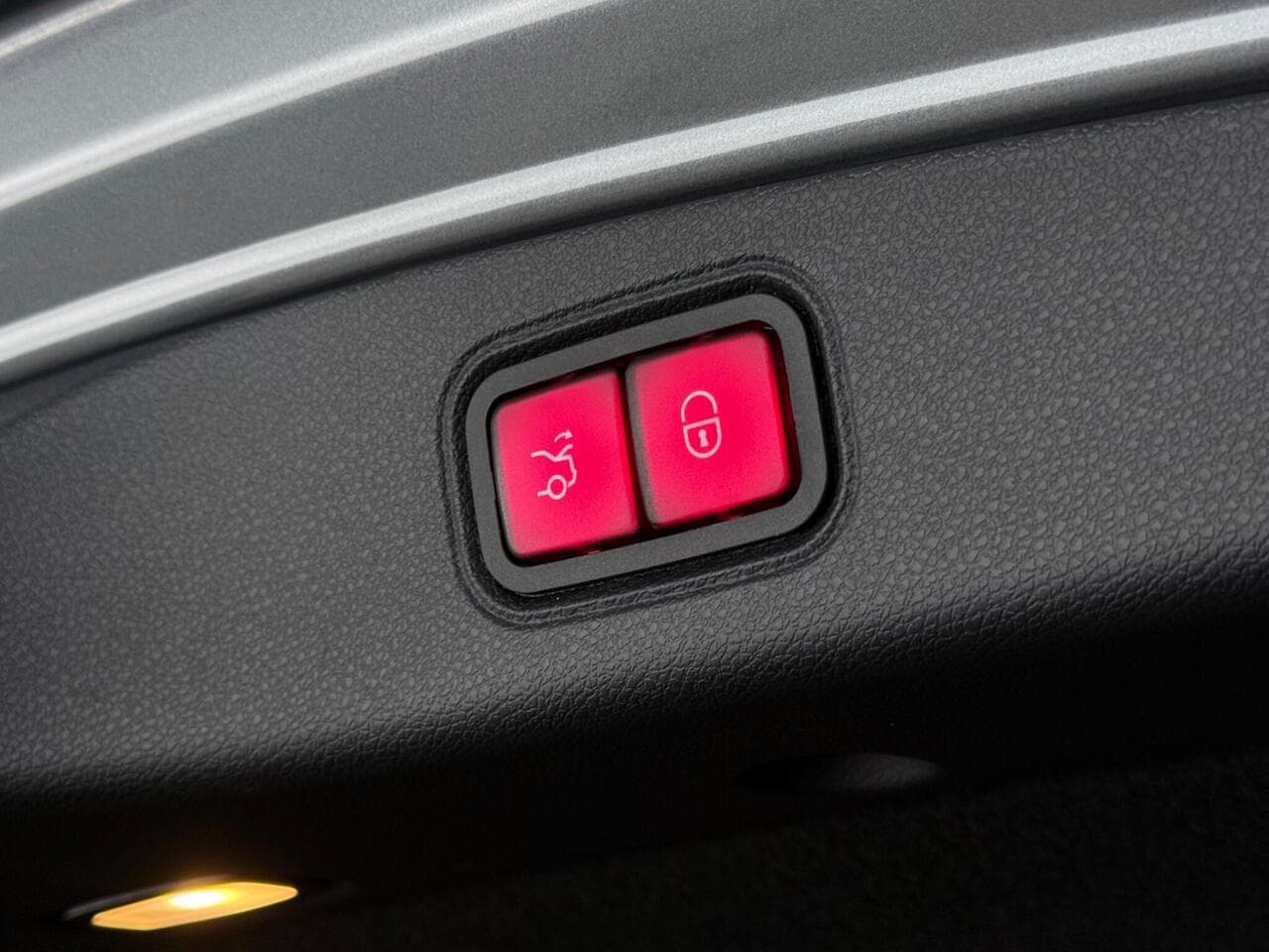 Mercedes-Benz E Class thumbnail Misc Controls