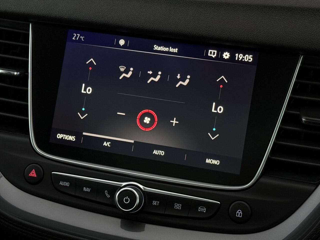 Vauxhall Grandland X thumbnail Infotainment System