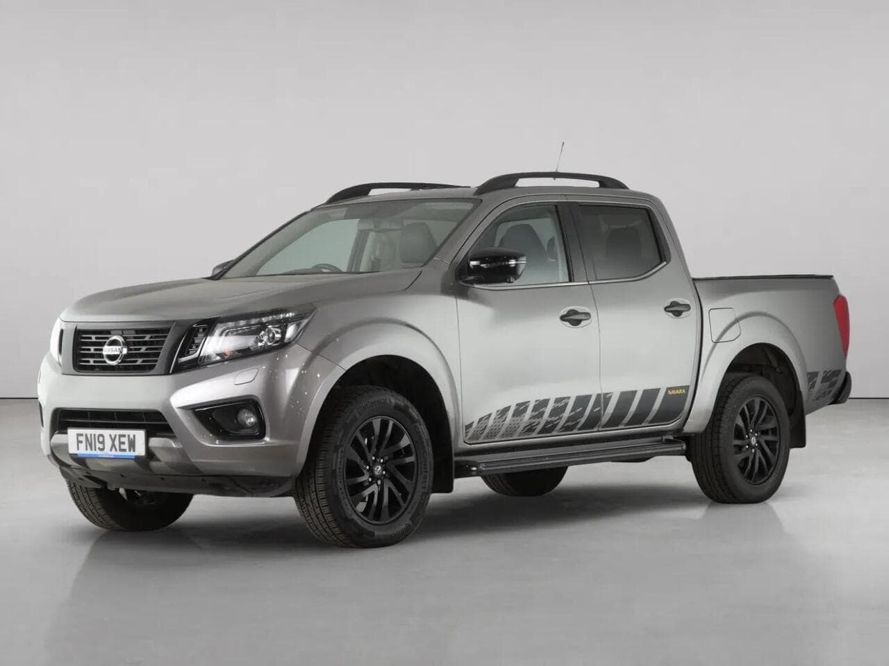 Nissan Navara thumbnail Front Left
