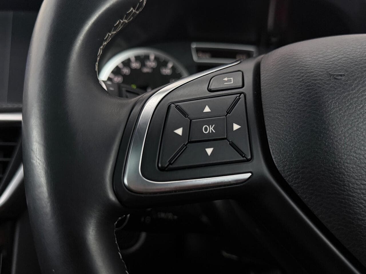 Infiniti Q30 thumbnail Misc Controls