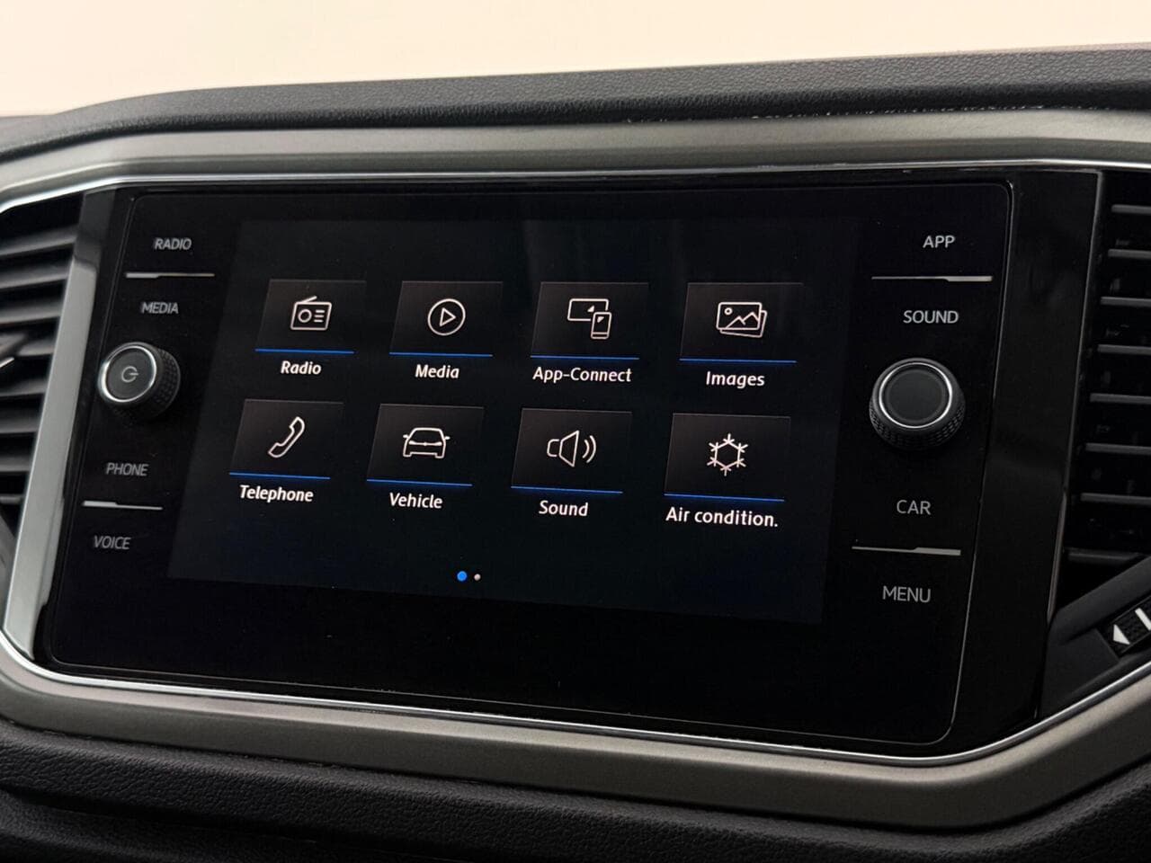 Volkswagen T-Roc thumbnail Infotainment System