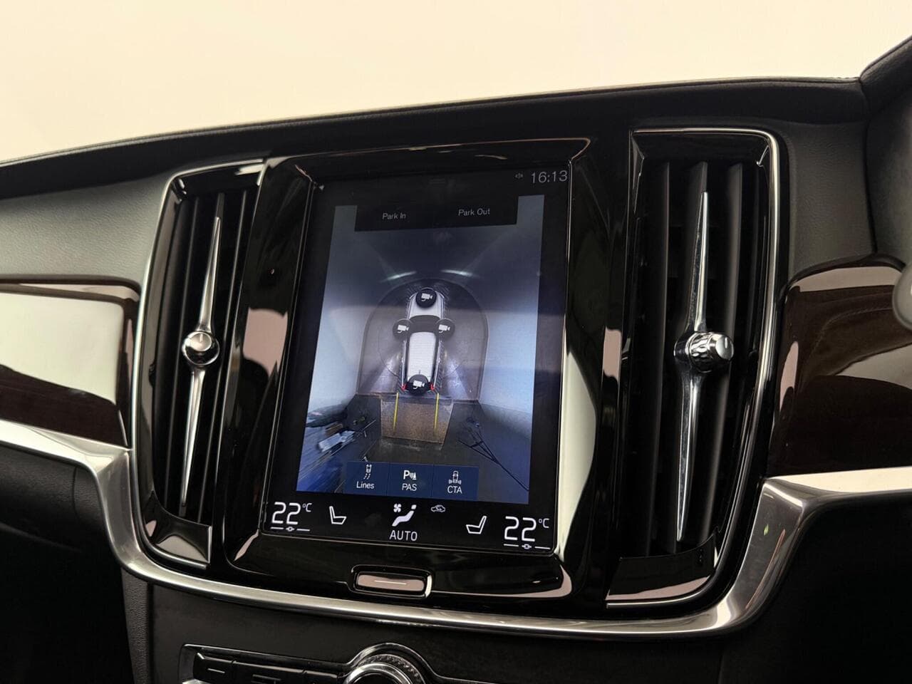 Volvo V90 thumbnail Infotainment System