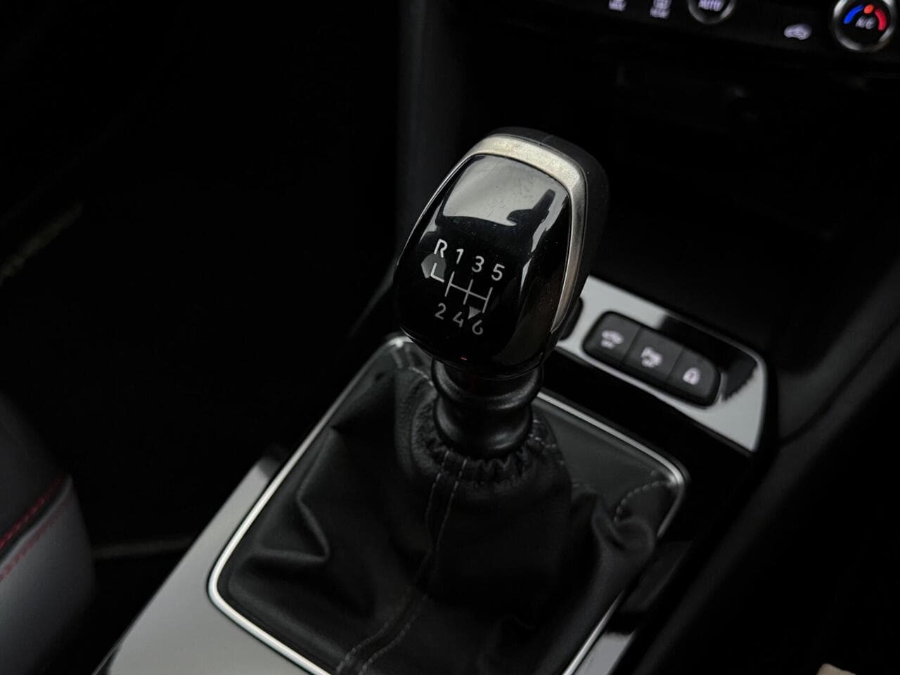 Vauxhall Mokka thumbnail Interior Front