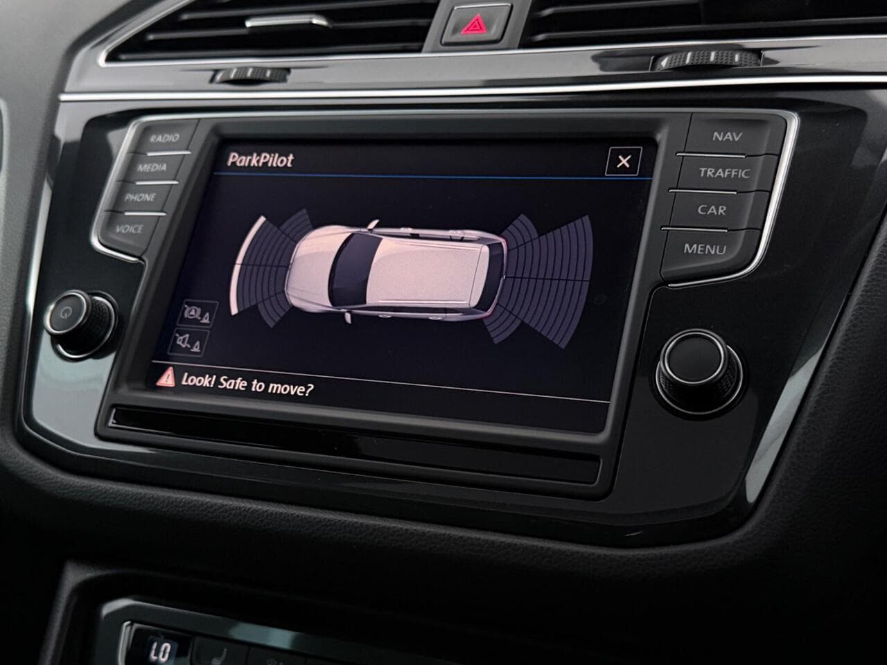 Volkswagen Tiguan thumbnail Infotainment System