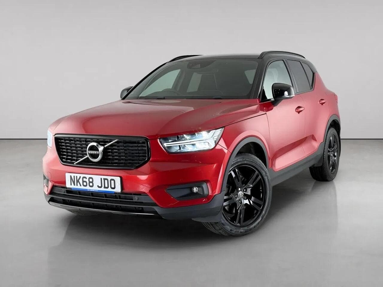 Volvo XC40 thumbnail Front Left