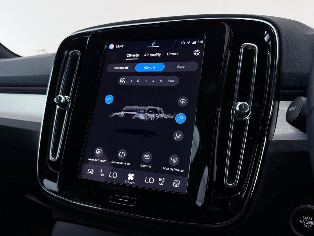 Volvo XC40 thumbnail Infotainment System
