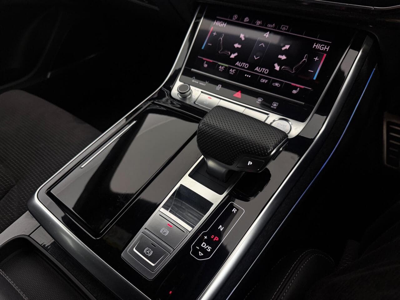 Audi Q8 thumbnail Interior Front