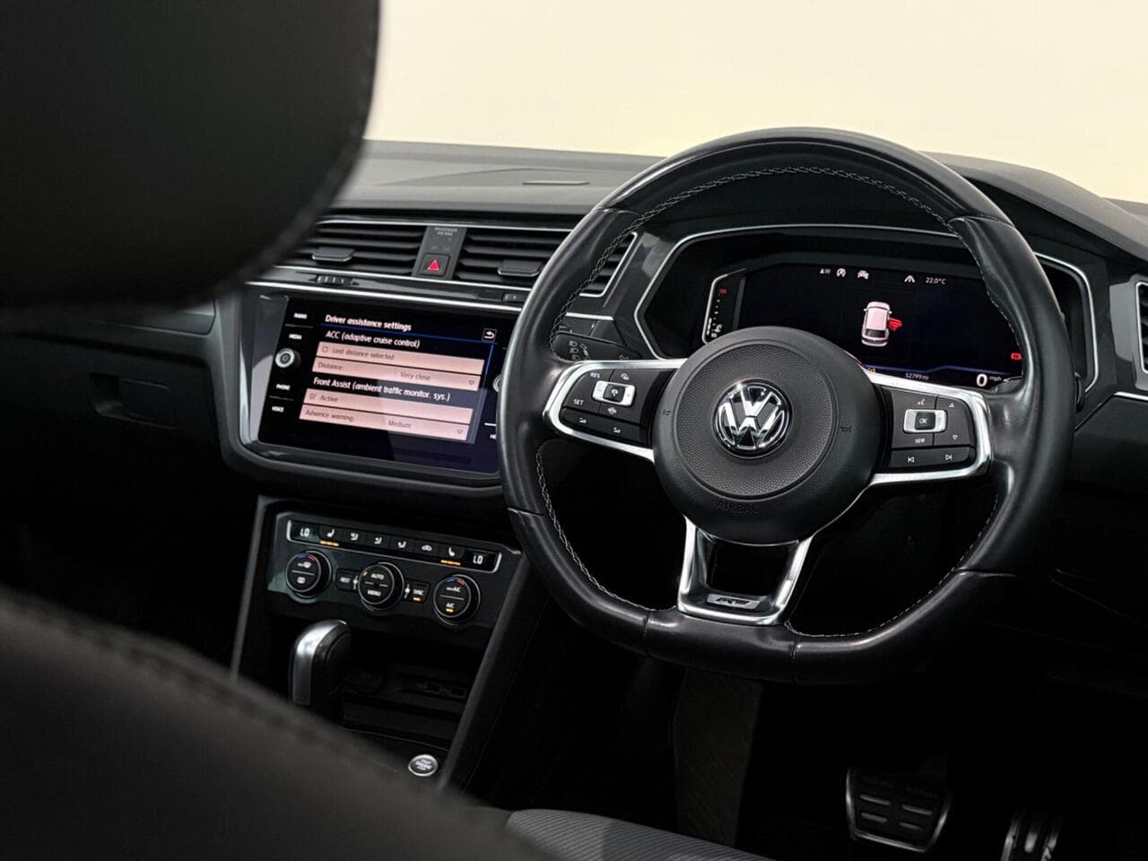 Volkswagen Tiguan thumbnail Interior Front
