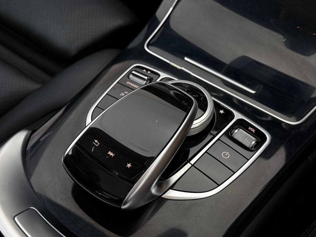 Mercedes-Benz C Class thumbnail Interior Front