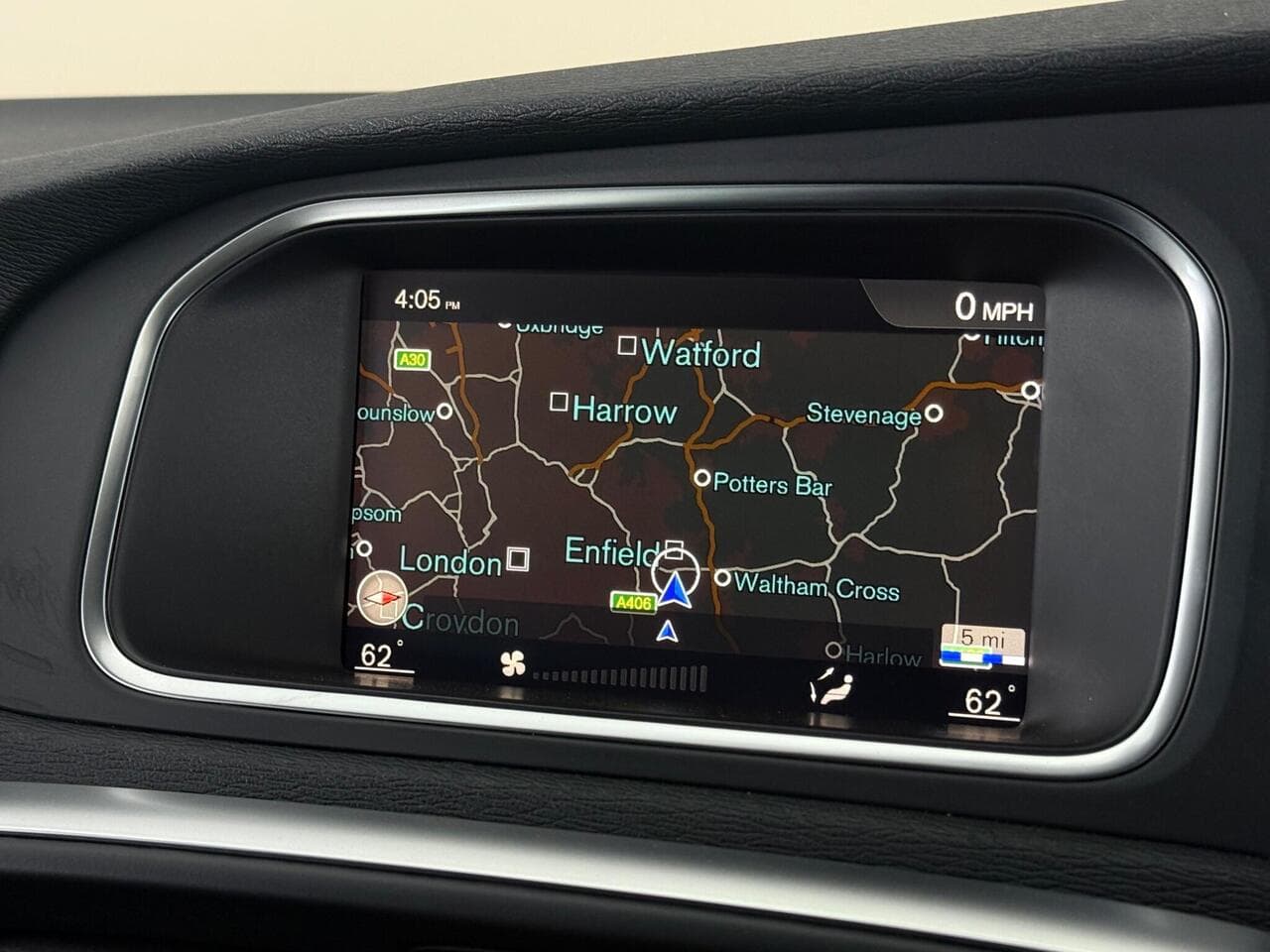 Volvo V40 thumbnail Infotainment System