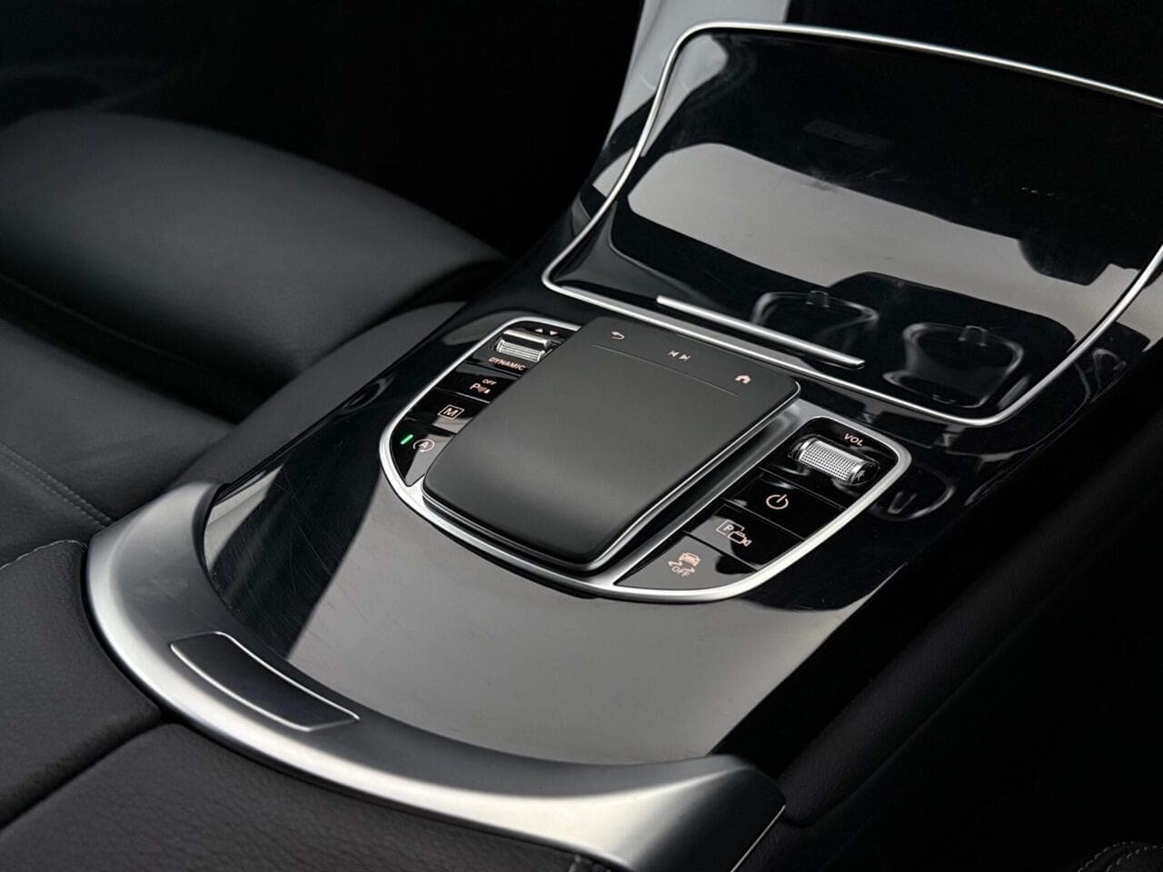 Mercedes-Benz GLC thumbnail Interior Front