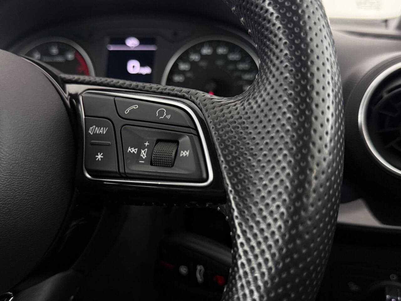Audi Q2 thumbnail Misc Controls