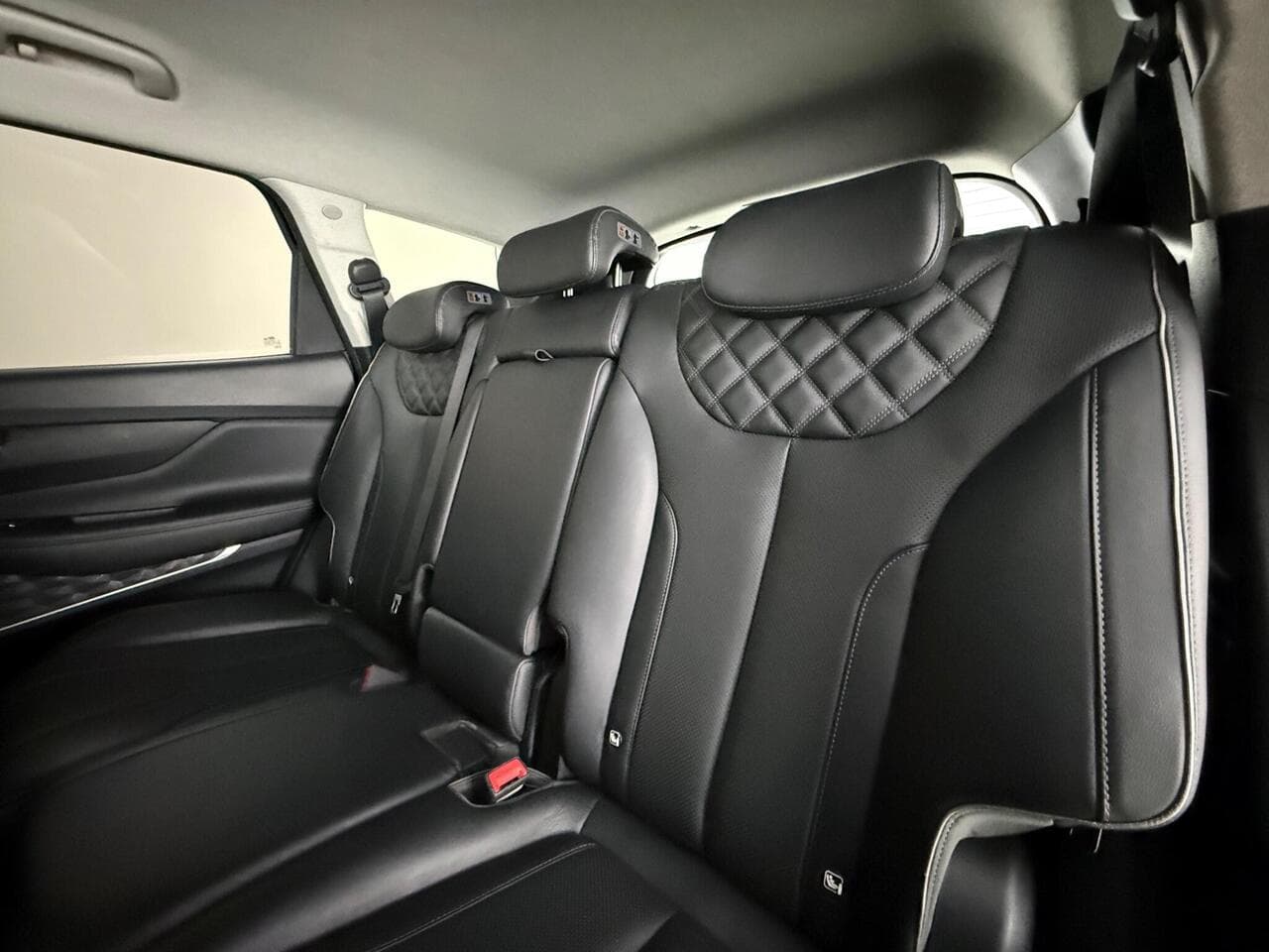 Hyundai Santa Fe thumbnail Seats Rear