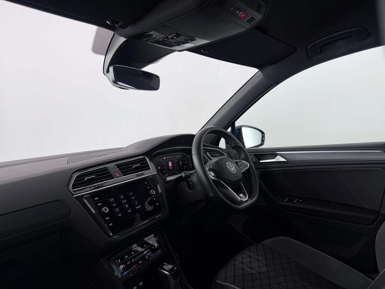 Volkswagen Tiguan thumbnail Interior Front