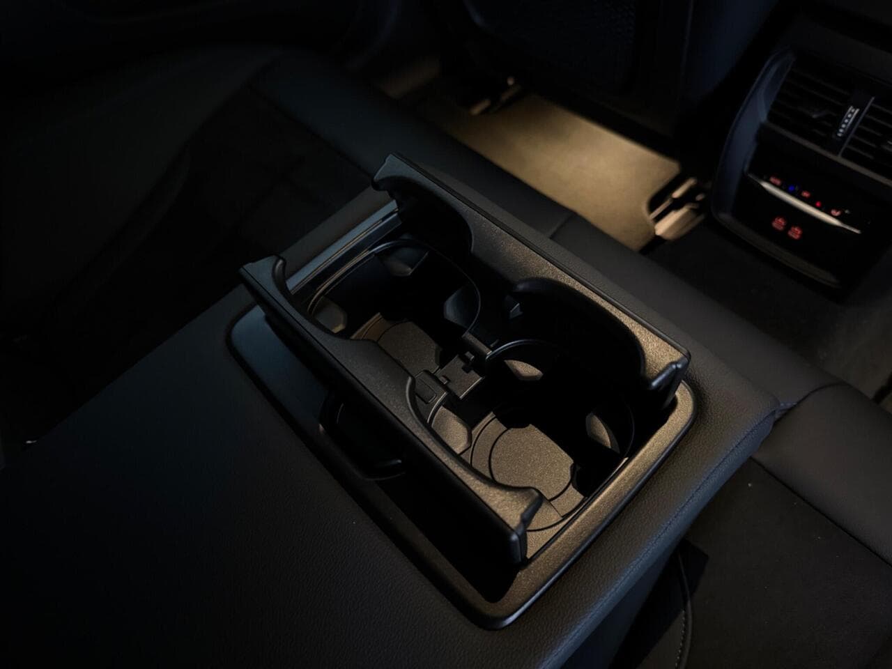 BMW i4 thumbnail Interior Front