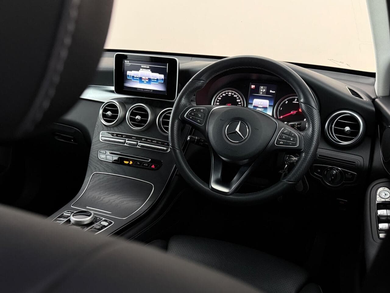 Mercedes-Benz GLC thumbnail Interior Front