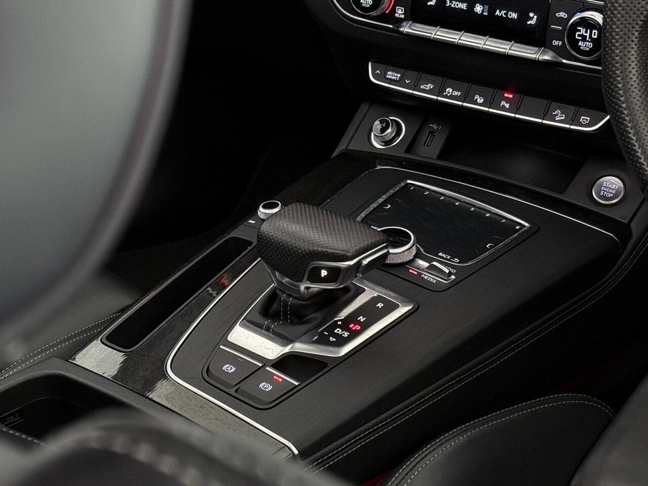 Audi Q5 thumbnail Interior Front