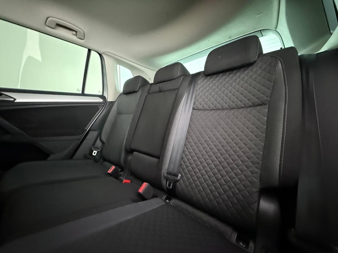 Volkswagen Tiguan thumbnail Seats Rear