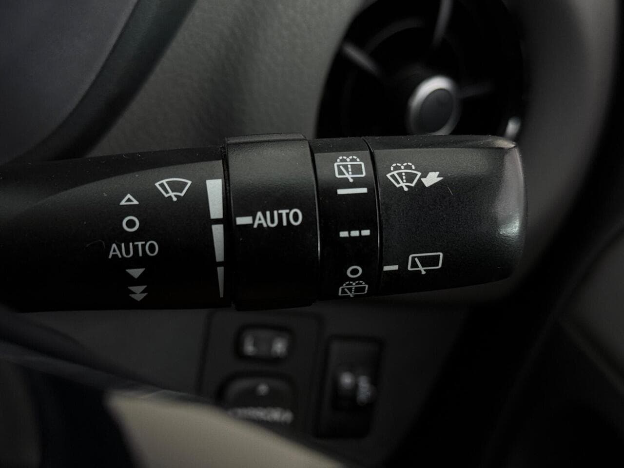 Toyota Yaris thumbnail Misc Controls