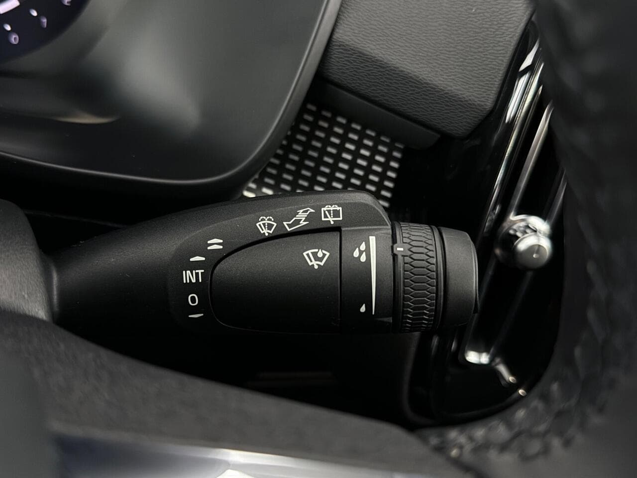 Volvo XC40 thumbnail Misc Controls