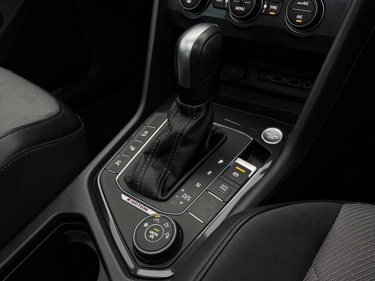 Volkswagen Tiguan thumbnail Interior Front