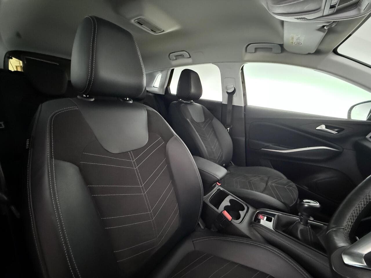 Vauxhall Grandland thumbnail Seat Driver