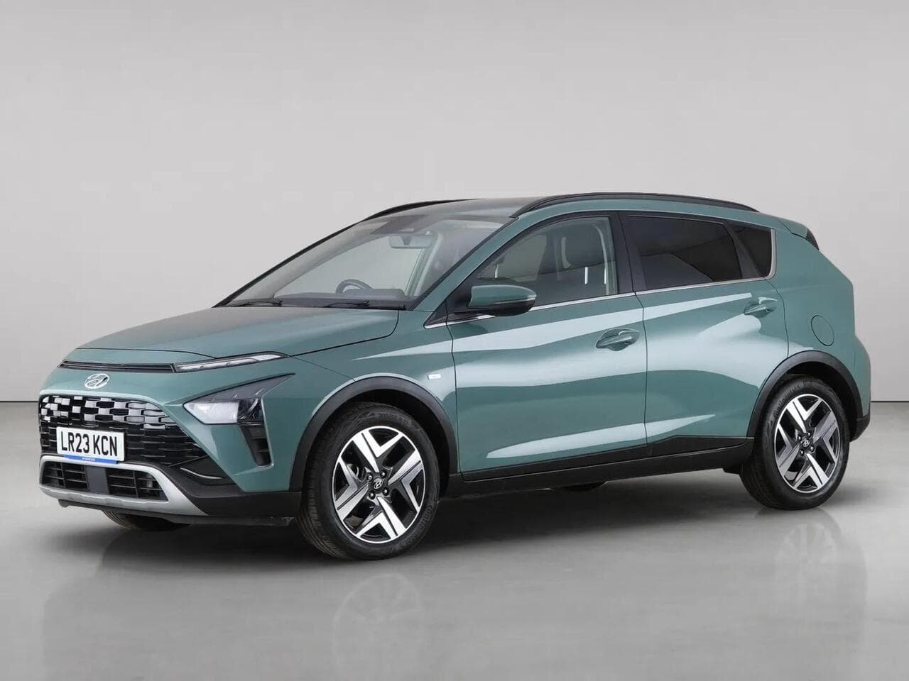 Hyundai BAYON thumbnail Front Left