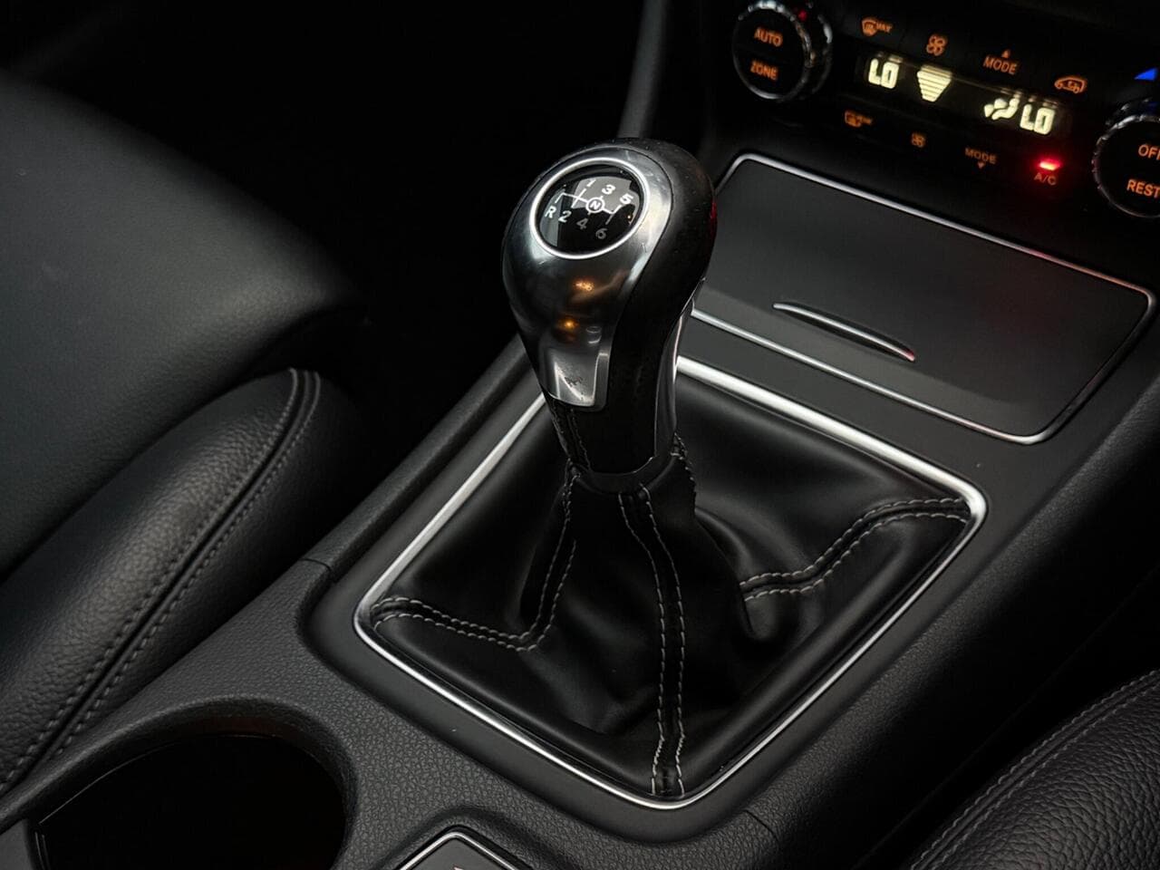 Mercedes-Benz GLA thumbnail Interior Front