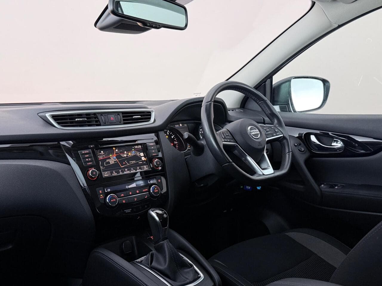 Nissan Qashqai thumbnail Interior Front