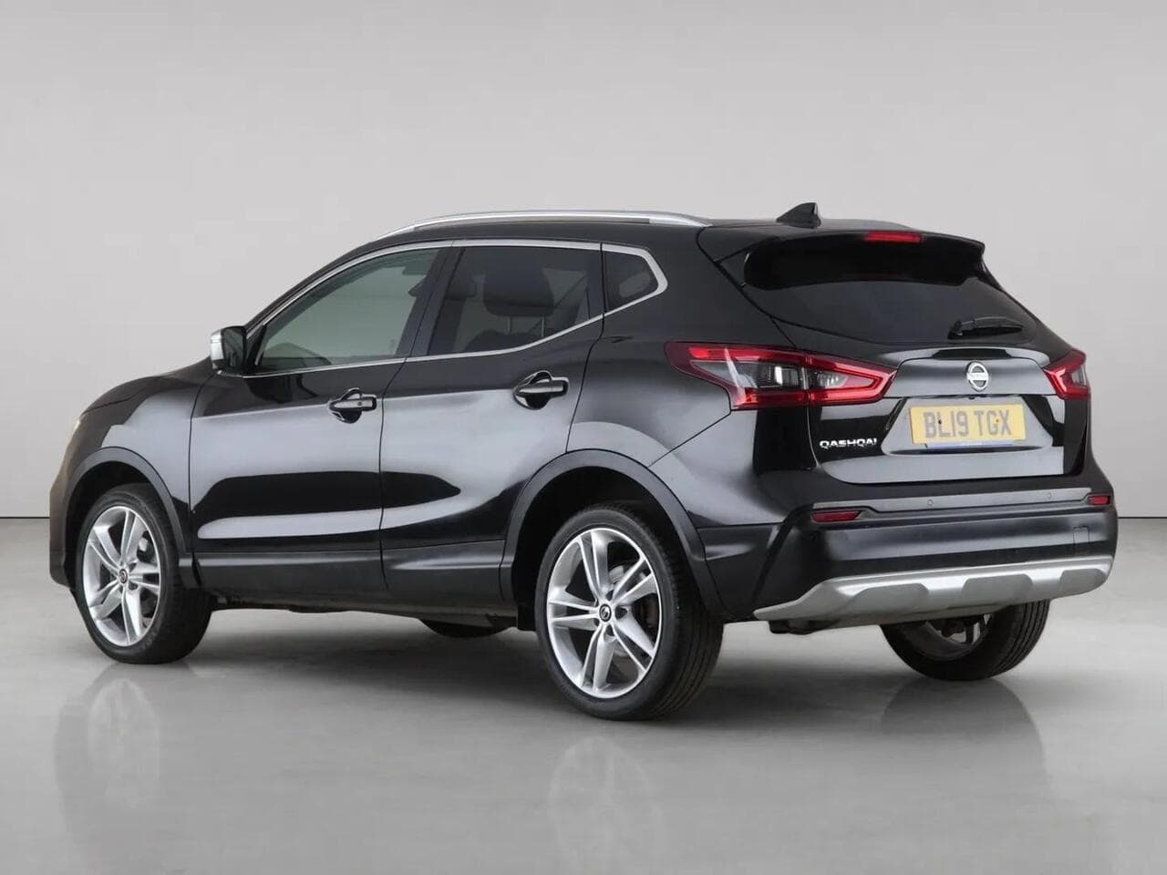 Nissan Qashqai thumbnail Rear Left